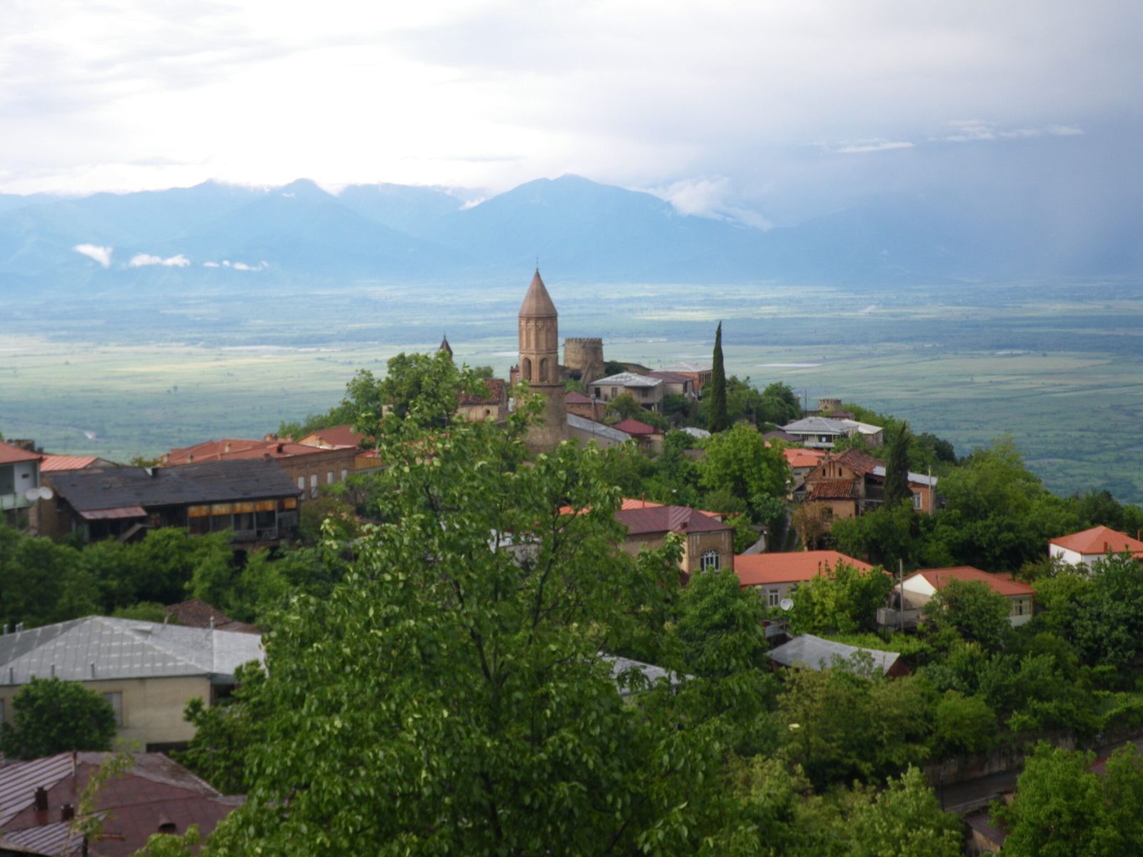 Panorama městečka Sighnaghi nad Alazánským údolím