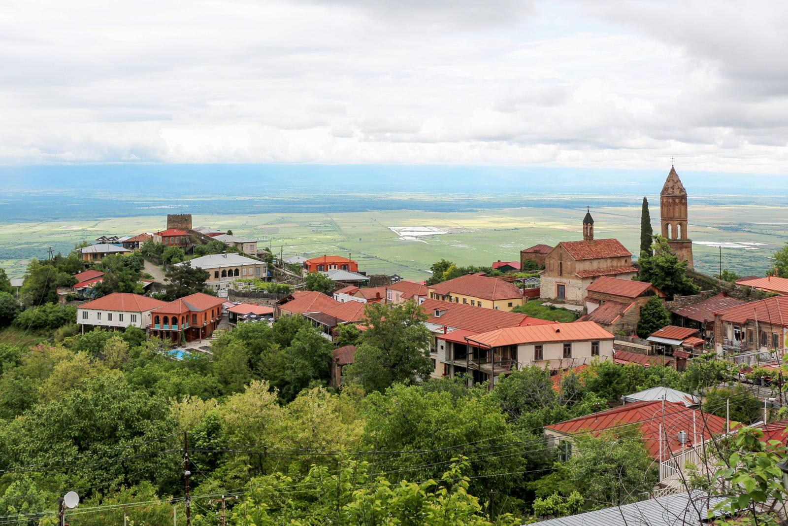 Pohled na cihlové střechy Sighnaghi nad Alazanským údolím
