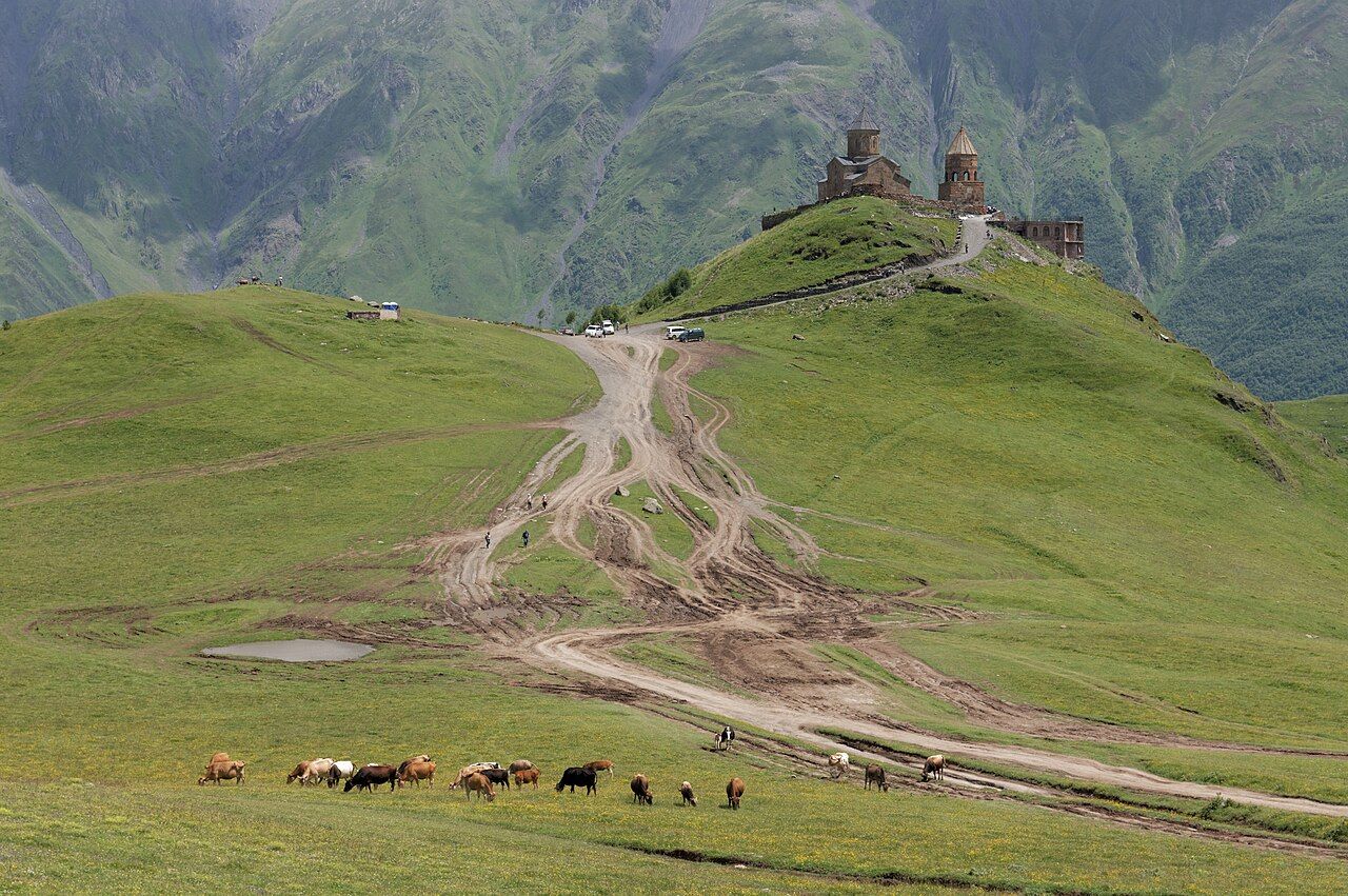 Kostel Gergeti pod horou Kazbek v gruzínském Kavkazu