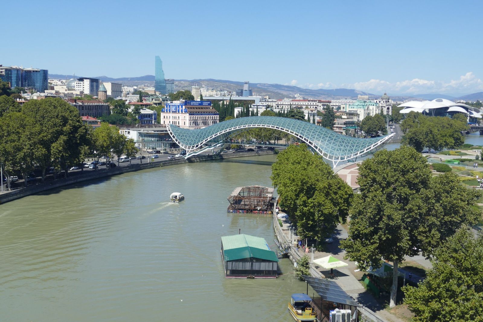 Most míru a řeka Kura v Tbilisi