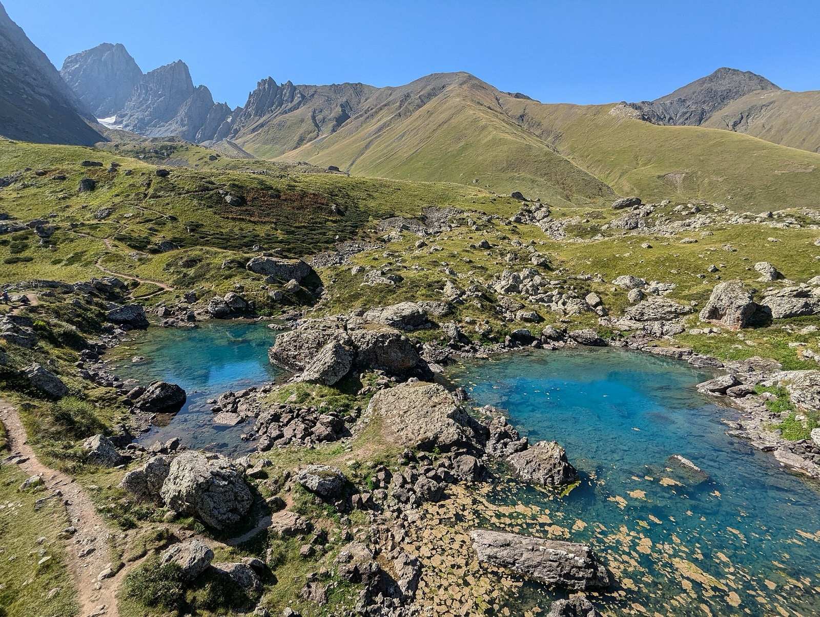 Modré Abudelaurské jezero pod zubatým hřebenem masivu Čauchi v Chevsuretii
