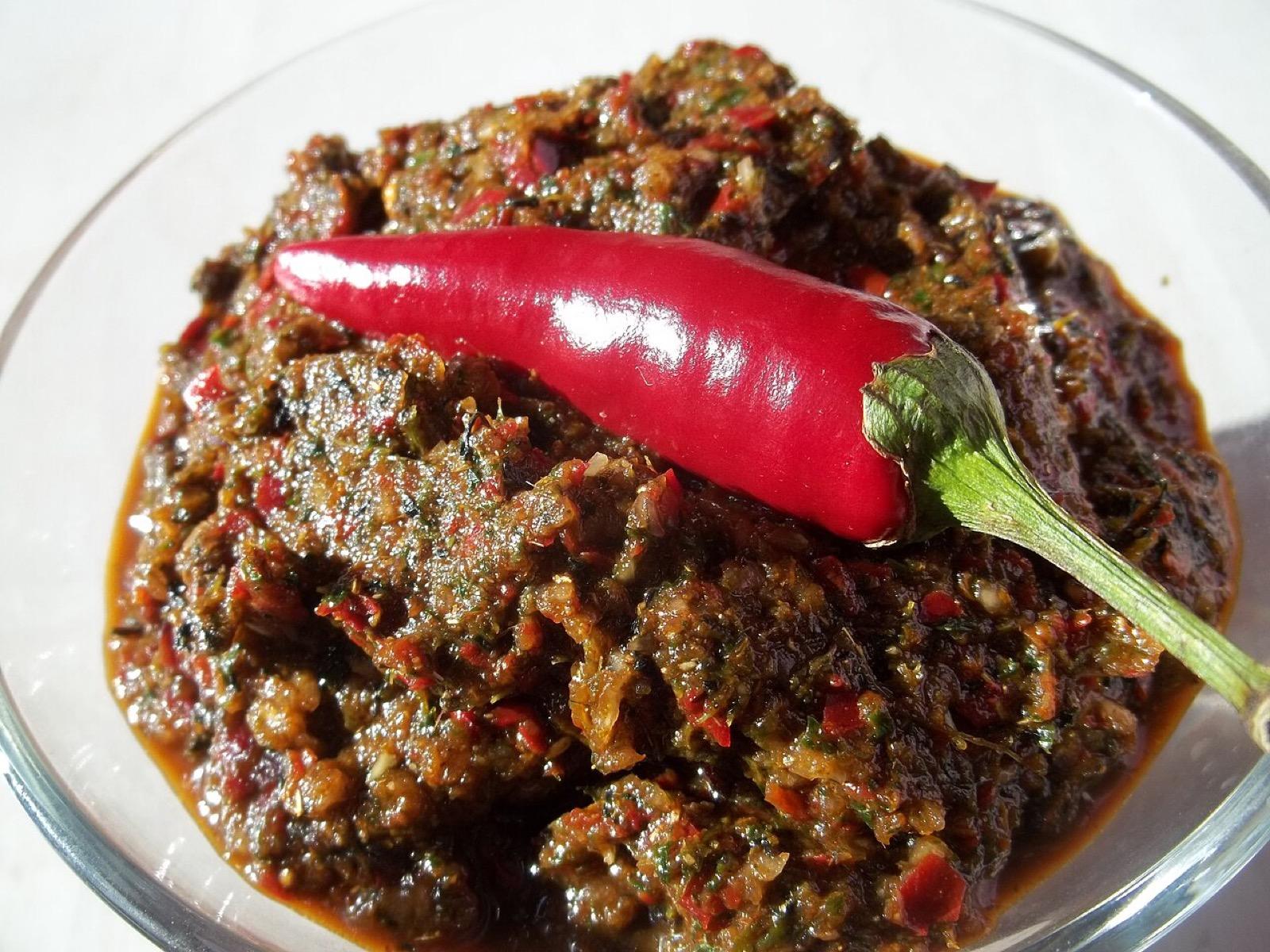 Červená megrelská adžika, hustá pálivá pasta z paprik a koření