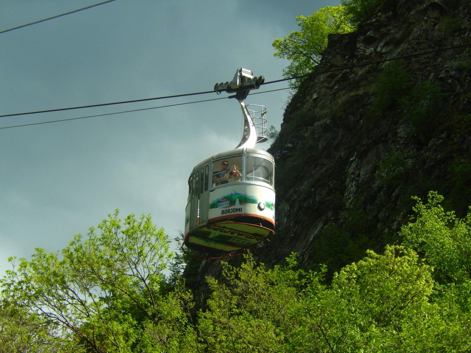 Modrý pavilon nad pramenem v Centrálním parku v Borjomi