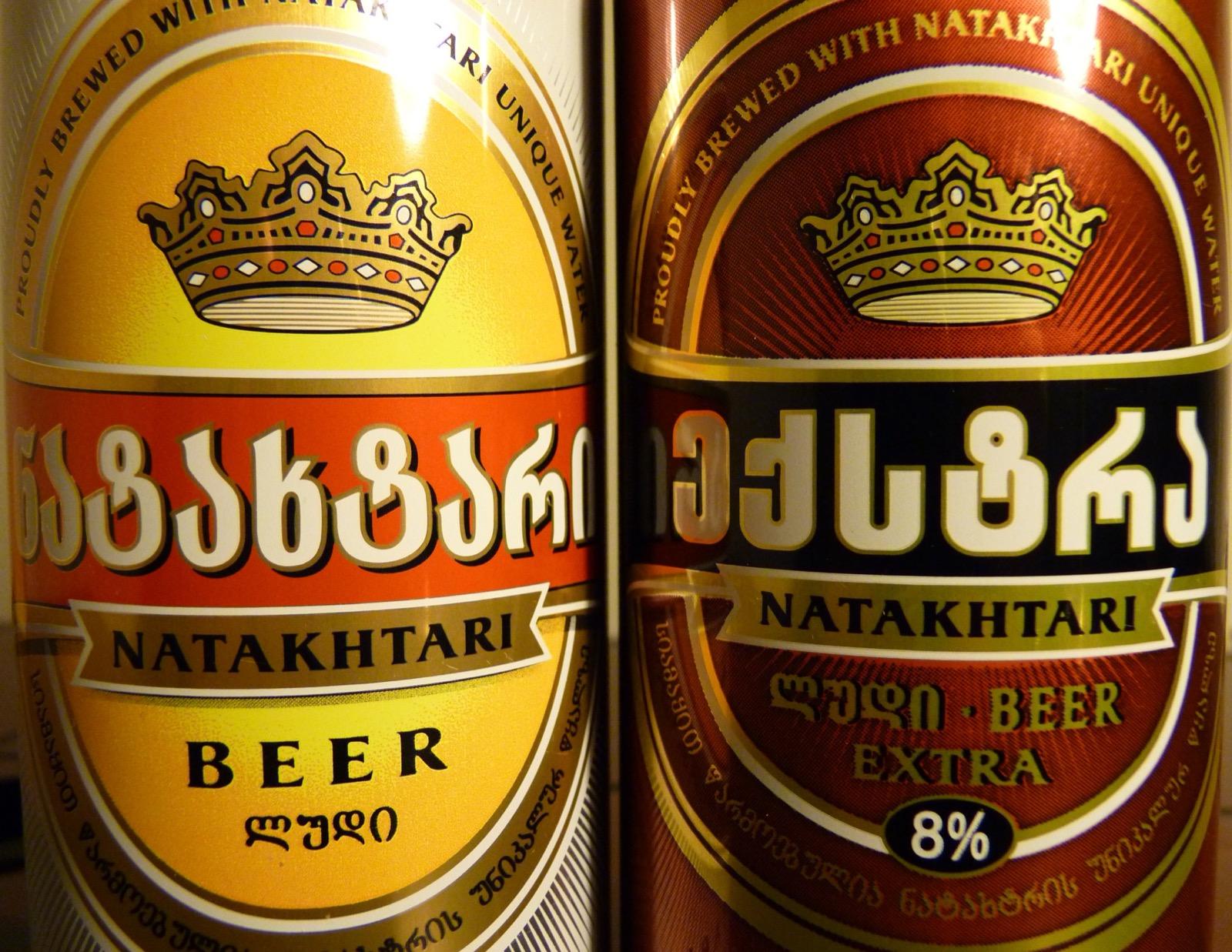Sklenice a lahev gruzínského piva Natakhtari na stole