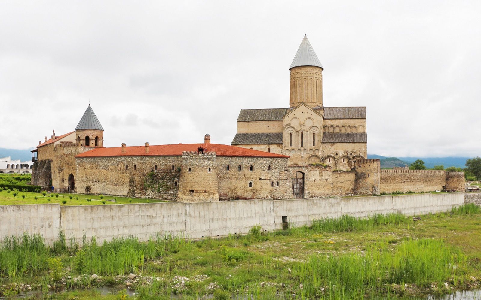 Mohutná katedrála svatého Jiří v Alaverdi uprostřed opevněného areálu v Alazanském údolí
