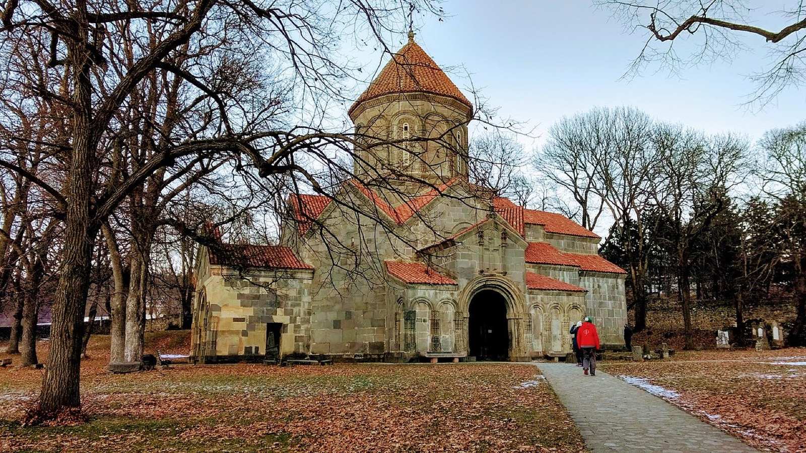 Katedrála Manglisi Sioni obklopená horskou krajinou