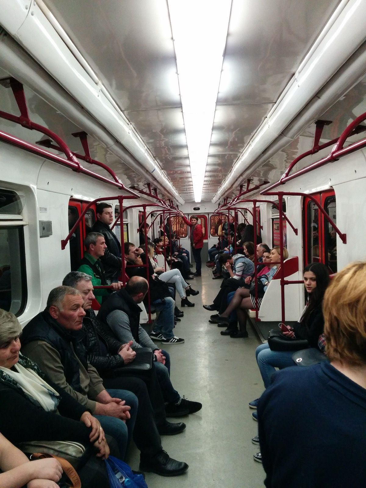 Souprava metra v Tbilisi ve stanici, hlavní páteř městské dopravy