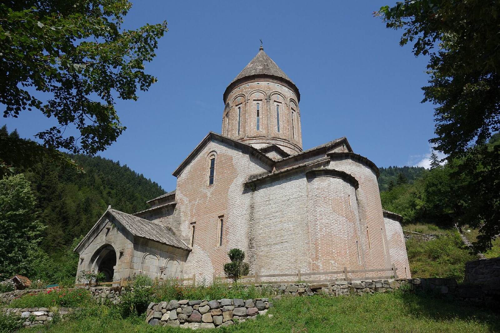 Cihlový chrám Zesnutí Panny Marie v klášteře Timotesubani u Borjomi