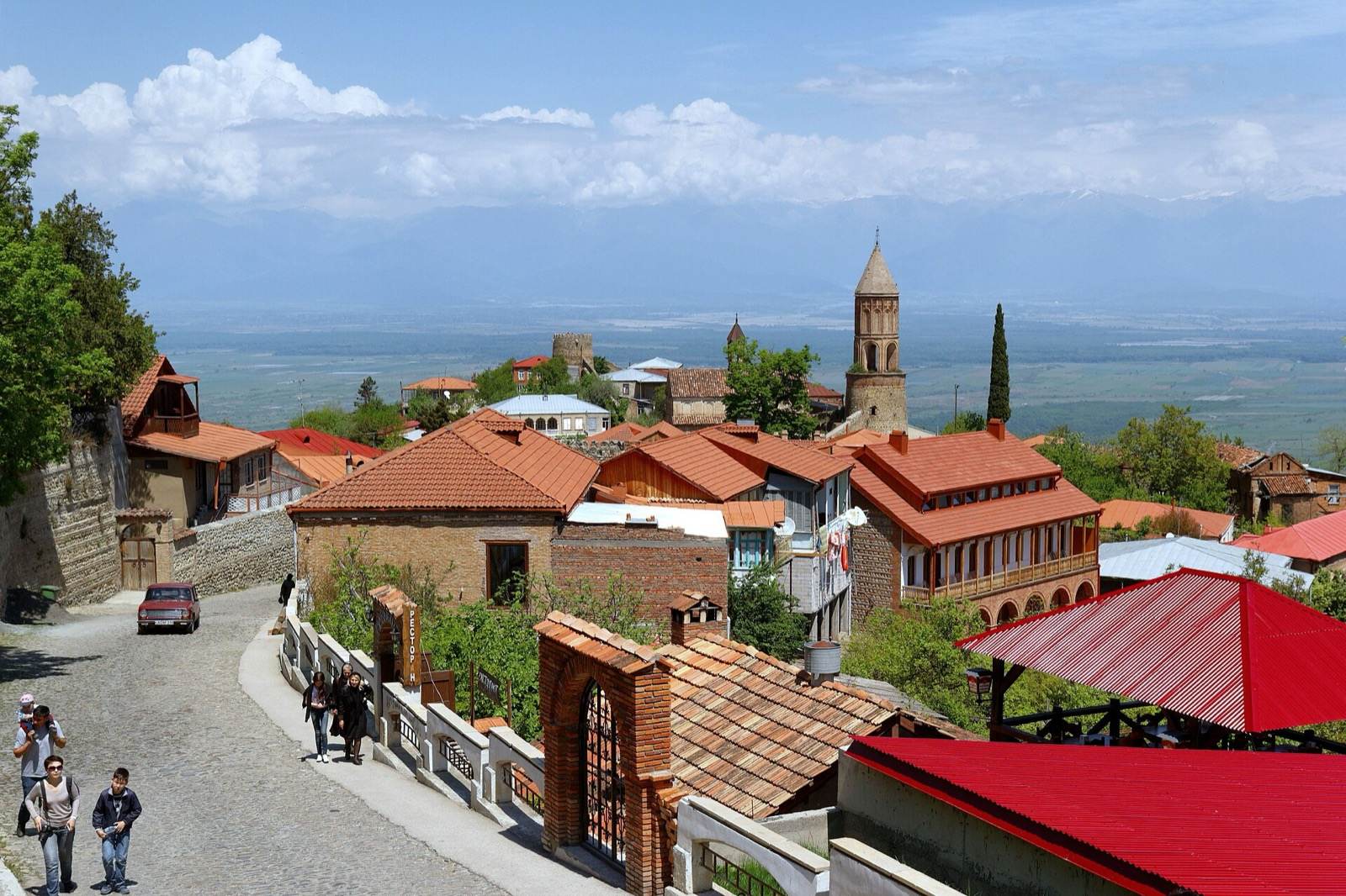 Panorama města Sighnaghi s hradbami nad Alazánským údolím v Kachetii, srdci gruzínské vinařské oblasti