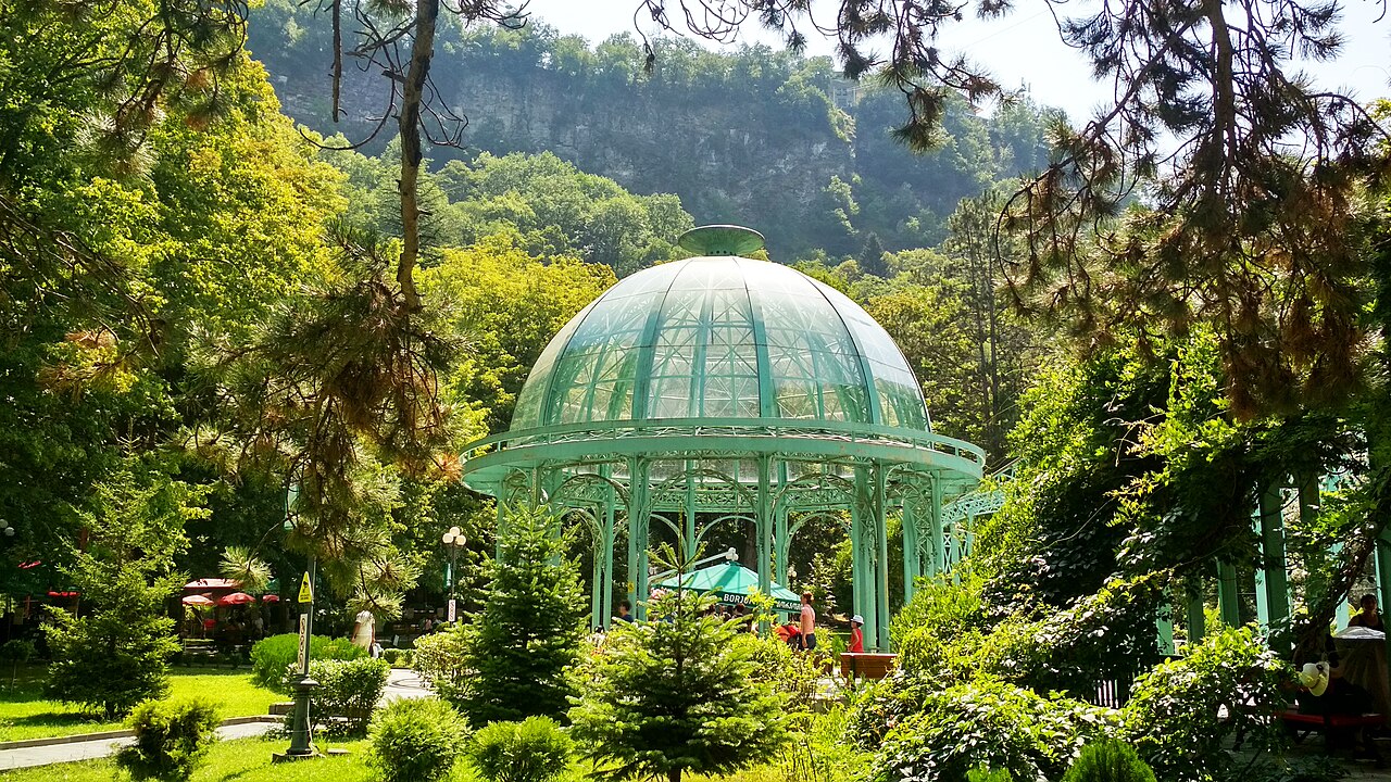 Hlavní pramen minerální vody v centrálním parku v Borjomi