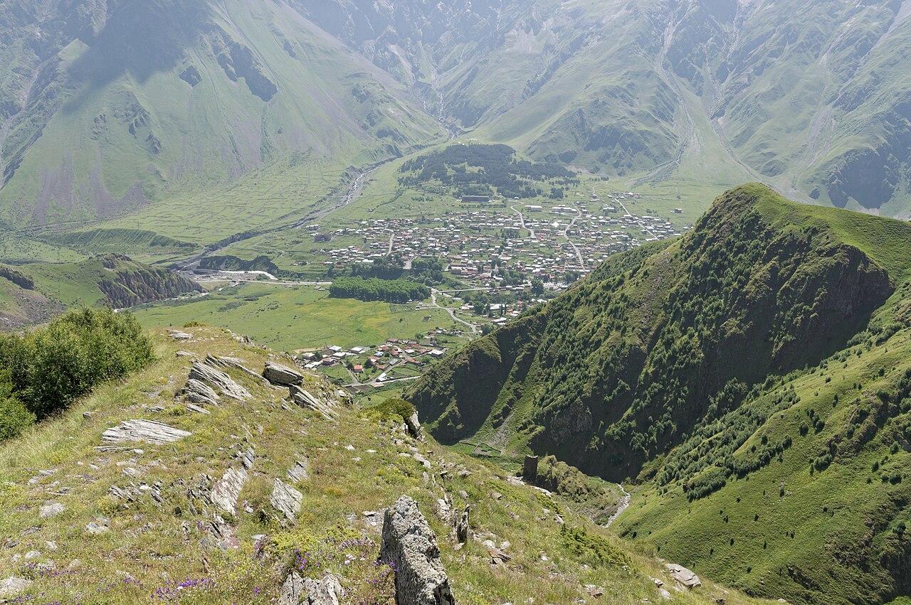 Horská vesnice Stepancminda pod horou Kazbek v Gruzii