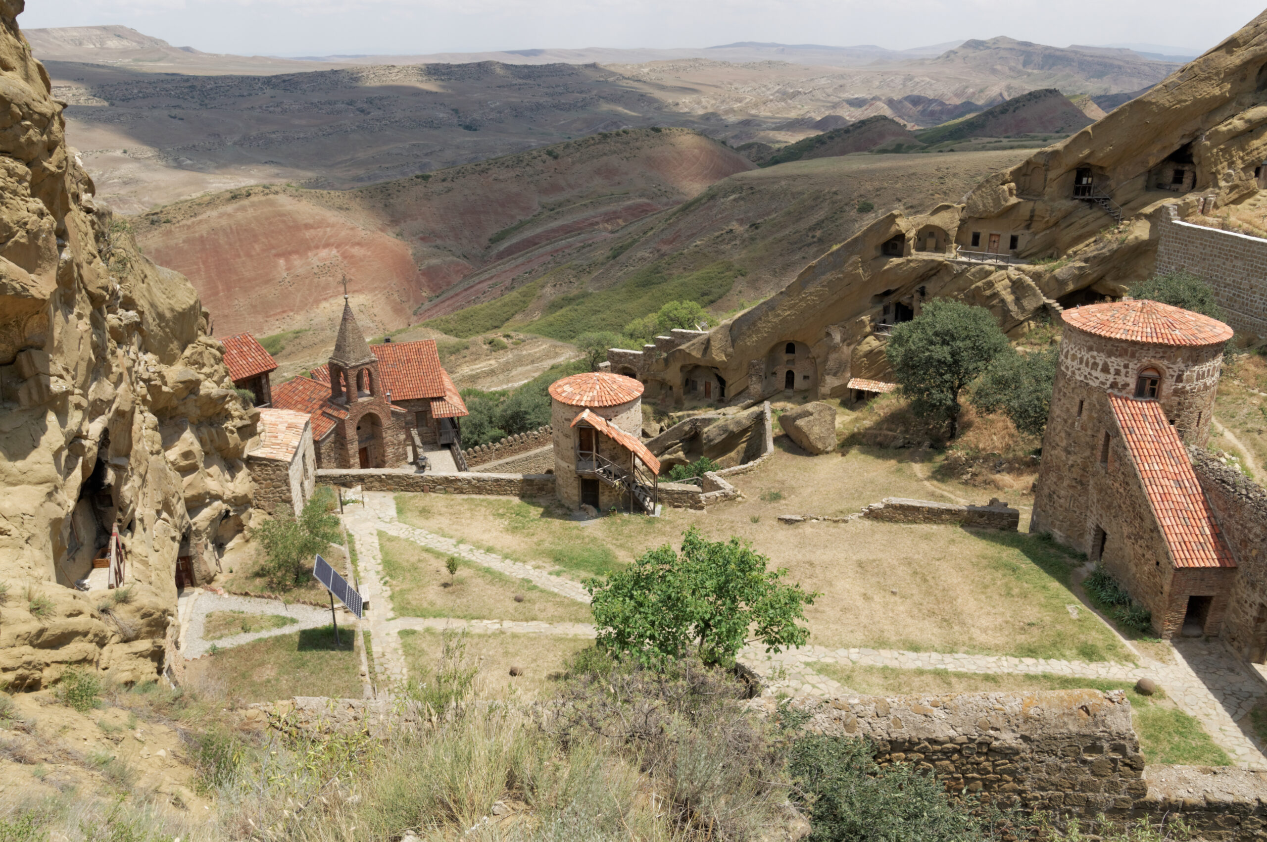 Klášter David Gareja Lavra vytesaný do skalního svahu v gruzínské polopoušti