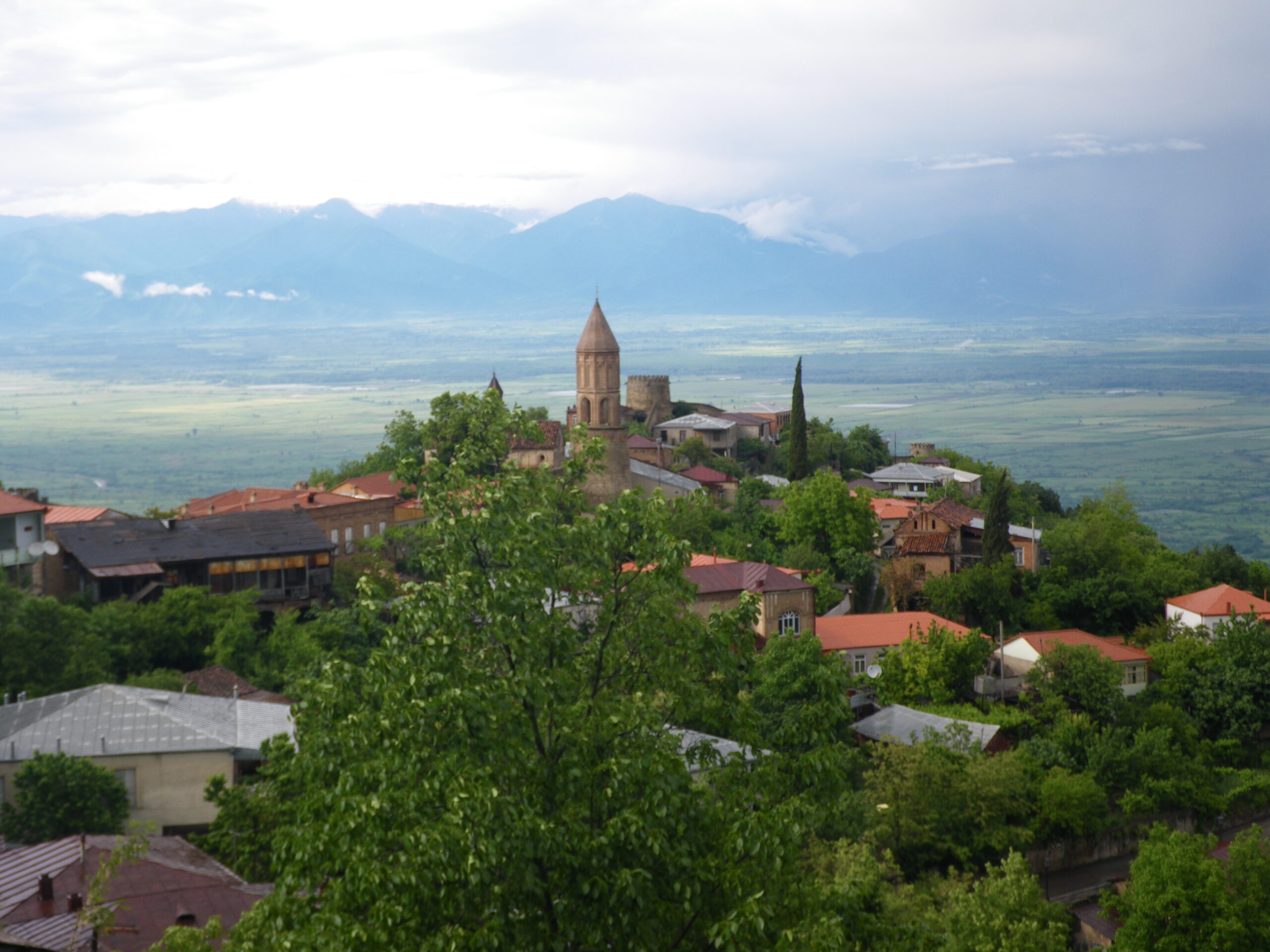 Panorama městečka Sighnaghi nad Alazánským údolím