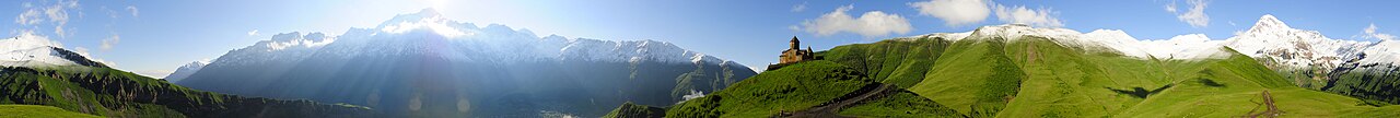 Kostel Gergeti a hora Kazbek nad Stepancmindou