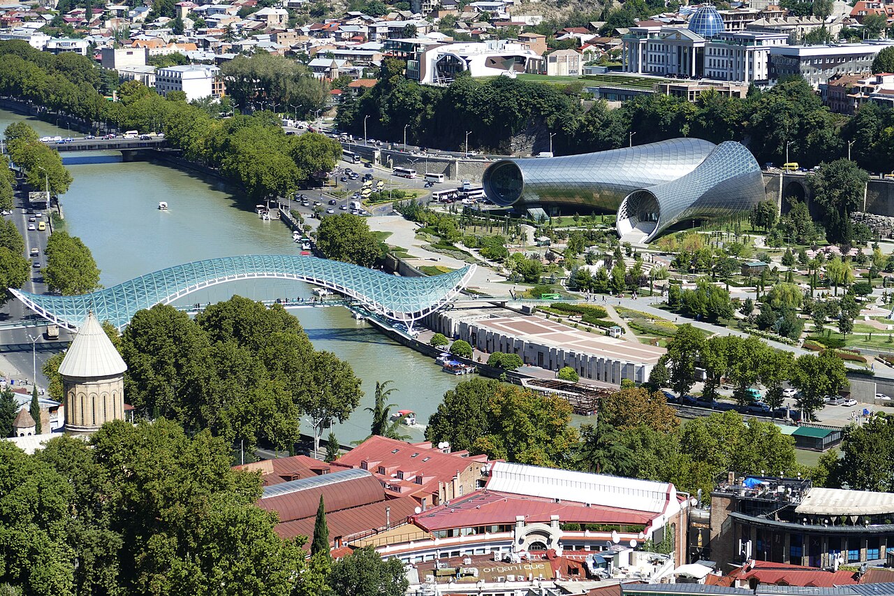 Most Míru a park Rike v Tbilisi nad řekou Mtkvari