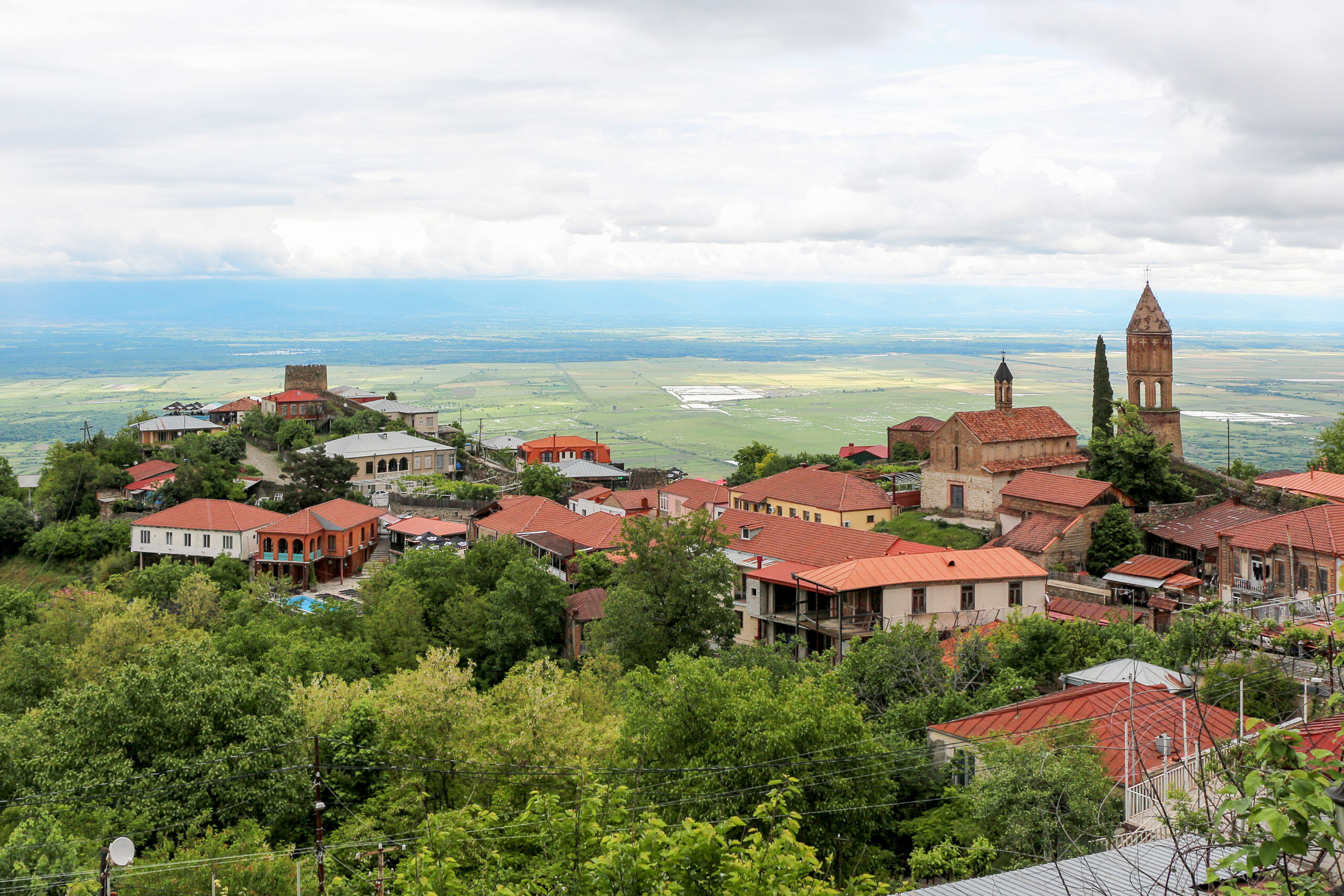 Pohled na cihlové střechy Sighnaghi nad Alazanským údolím