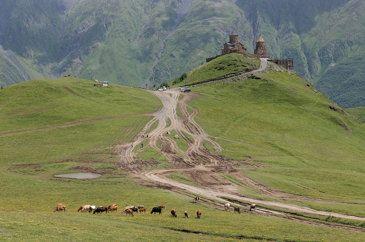 Kostel Gergeti pod horou Kazbek v gruzínském Kavkazu