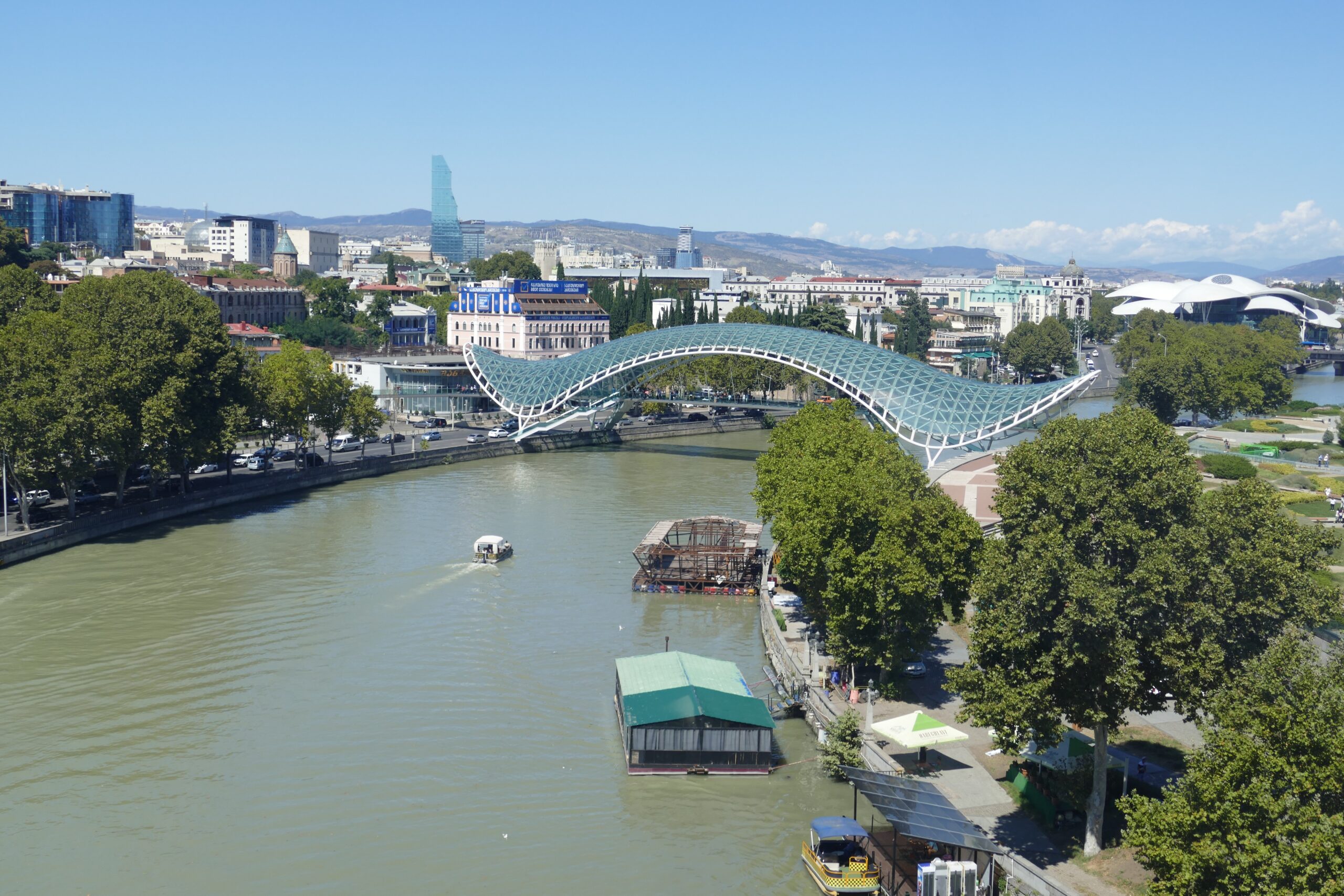 Most míru a řeka Kura v Tbilisi